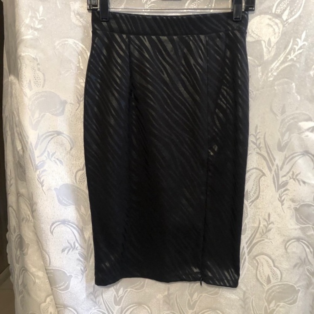 Forever 21 Black Dark Striped Skirt Size S - Picture 1 of 5
